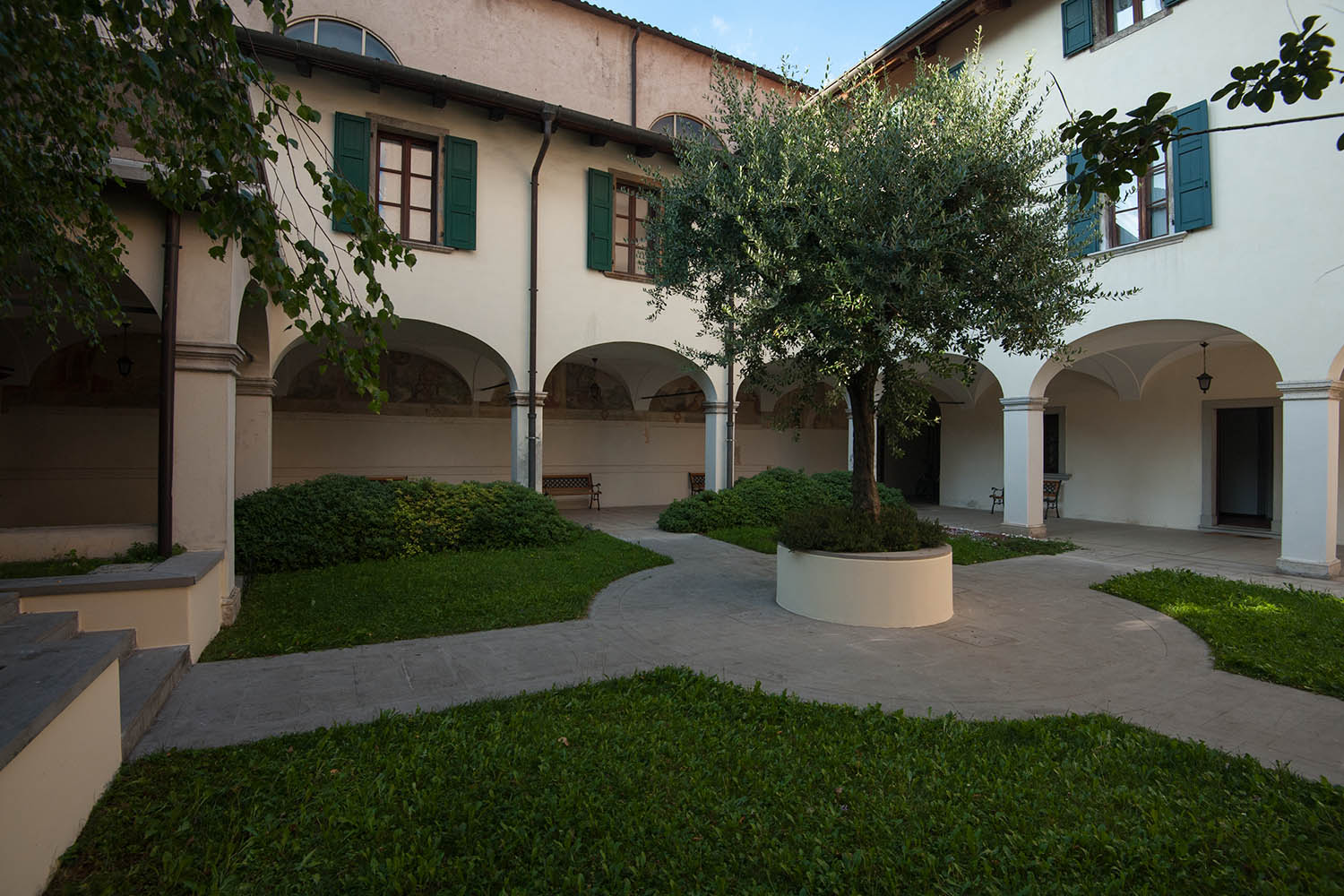 Il chiostro della Canonica