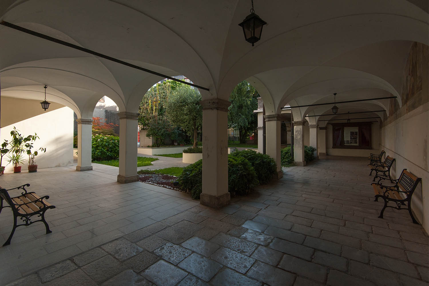 Il chiostro della Canonica